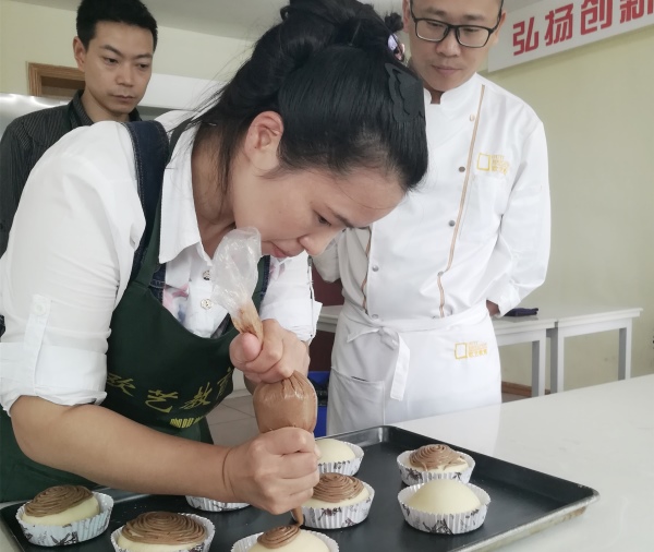 Hey~ 还记得人民日报的倒计时微博吗 今年的你已经不足100天了 不知不觉, 这一年的时间就只剩下不到三分之一了, 还记得刚迷恋上烘焙的你吗? 今天, 小欧想要和大家分享一个 烘焙小白的成长故事 2018日历 刚接触烘焙啼笑皆非的往事 第一次接触烘焙 是边看着百度里面的教程边操作 看着别人写着打发蛋白 就搅拌了一下弄均匀了 后来弄进蛋黄里面加点面粉.... 就放进微波炉里面叮??? (天啊,现在想想,我到底在干嘛?) 当时,自己不会做的我 还跟我别人说这配方都是错误的! 欧艺教育 DIY激起的烘焙欲望 一次碰巧遇到我的好朋友生 就突发奇想在美团上看有什么好玩的 突然在上面看到了DIY烘焙店 此后,我的人生就被改变了 (此处省略1000字……) 业余知识已经无法满足我的求知欲了 随后,我又开始倒腾起了面包 但是一直不成功 做吐司也长不高 由于失败的次数有点多 最后都放弃了 现在才知道原来是面团太干 根本出不了膜…… 欧艺,开启的专业烘焙之旅 经过考虑 我打算去专业培训机构系统地学习烘焙知识 在网上看到了欧艺 感觉还不错 就打电话去了解一下 通话的老师也介绍了很多 但我还是决定亲自实地去看看 🔺欧艺环境图 看到教室很多同学在上课 老师带我们走了一圈 边走边介绍 我看到每个同学都有一套工具 都在动手练习 就放心地报班了 学员实操图 ▶ ◀ 教学实操图 加入欧艺后 我每天像打了鸡血一样 在学校能结识好多与自己有共同爱好的朋友, 跟几十位大师级老师学习。 是多么幸福的事呀。 老师每天很负责手把手教学、 其实老师说得很对, 学习技术需要多练习多动脑, 要知道为什么这样做? 要学会举一反三要基础打牢, 要学会综合运用加以创新 小欧叮咛:恋恋不忘,必有回响。在2018年的最后几十天里拼尽全力地去做一件事情吧,相信你们一定会成功的!