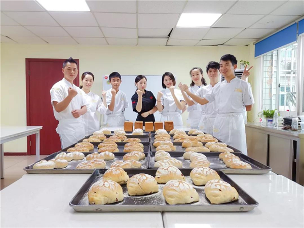 西点烘焙师资格证书、考取行业相关资格证书、西点烘焙师职业培训课程