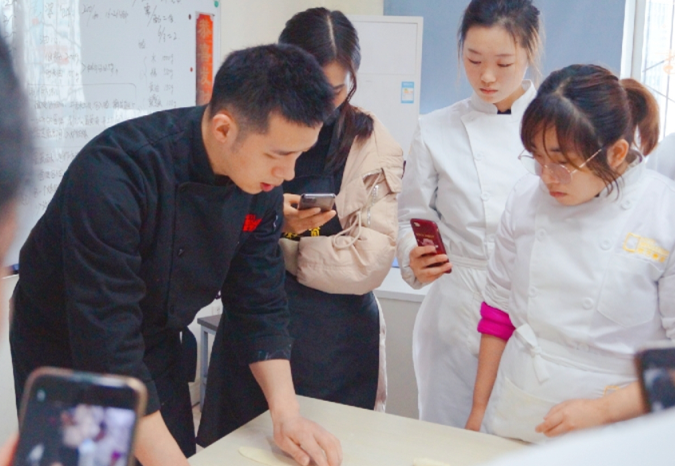 重庆欧艺有“颜值”的烘焙老师魏大滫