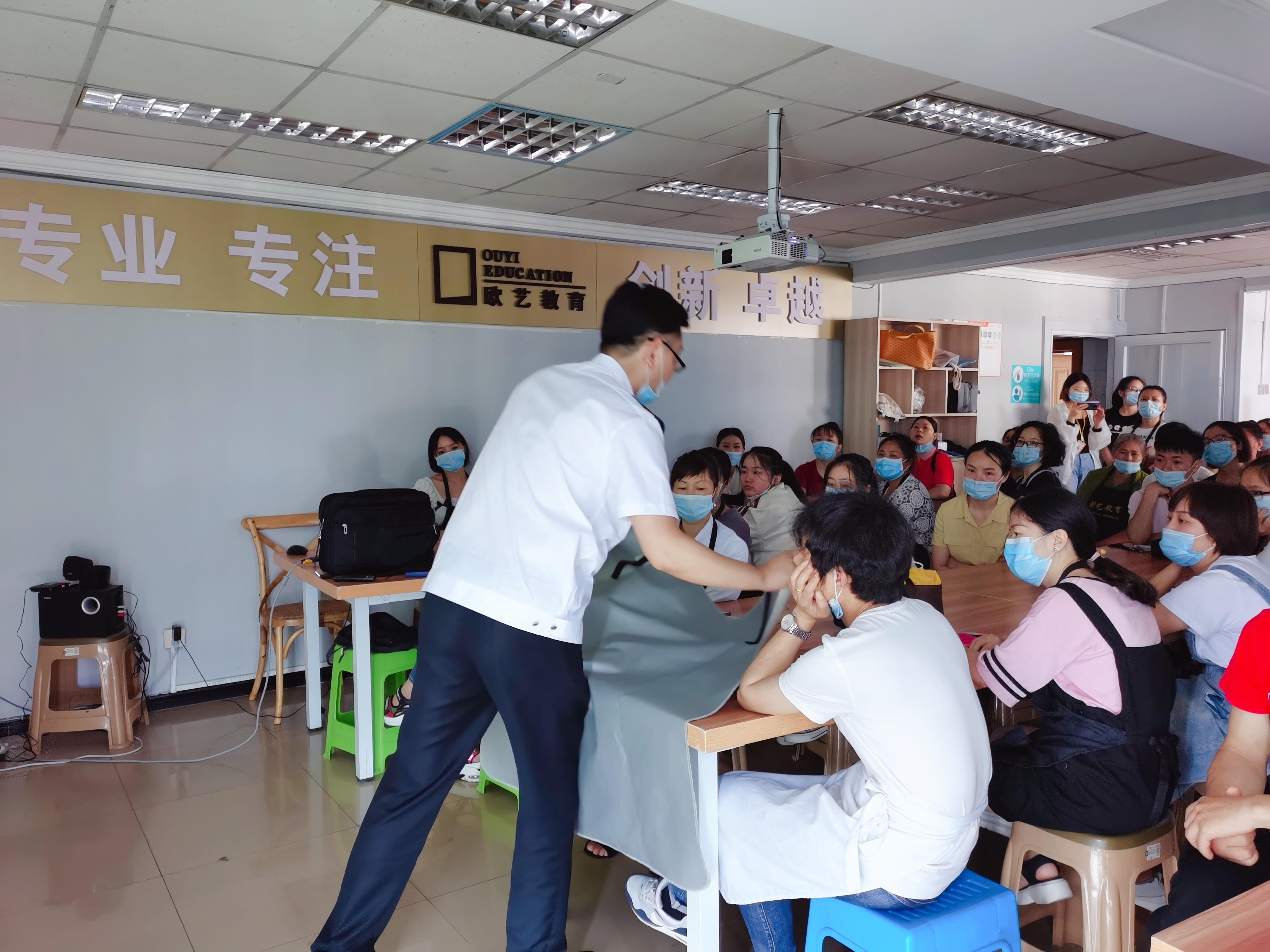 学习消防知识,筑牢安全意识,重庆欧艺职业学校组织学校老师学习相关消防安全知识