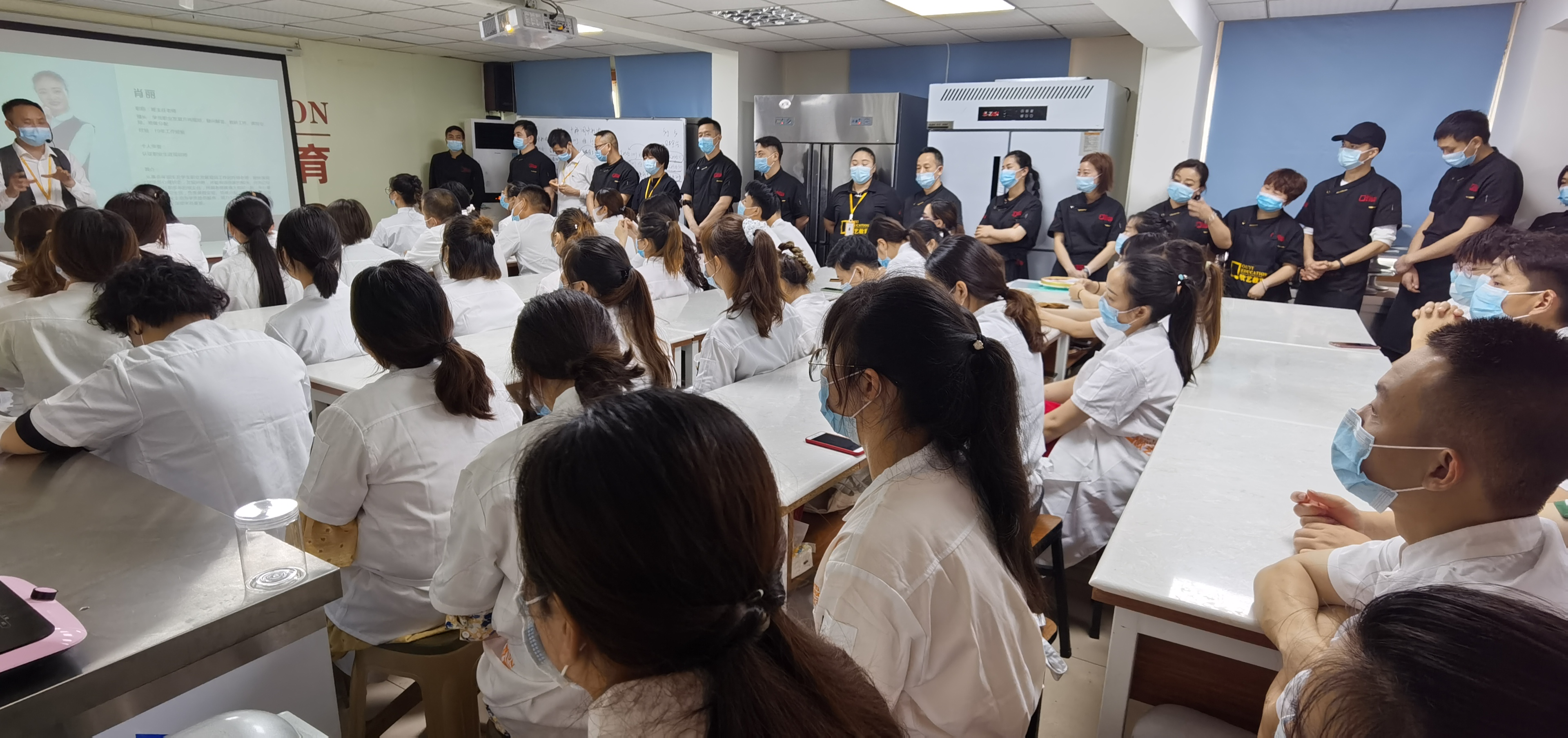 重庆欧艺西点蛋糕学校,重庆欧艺职业技术学校新生见面会